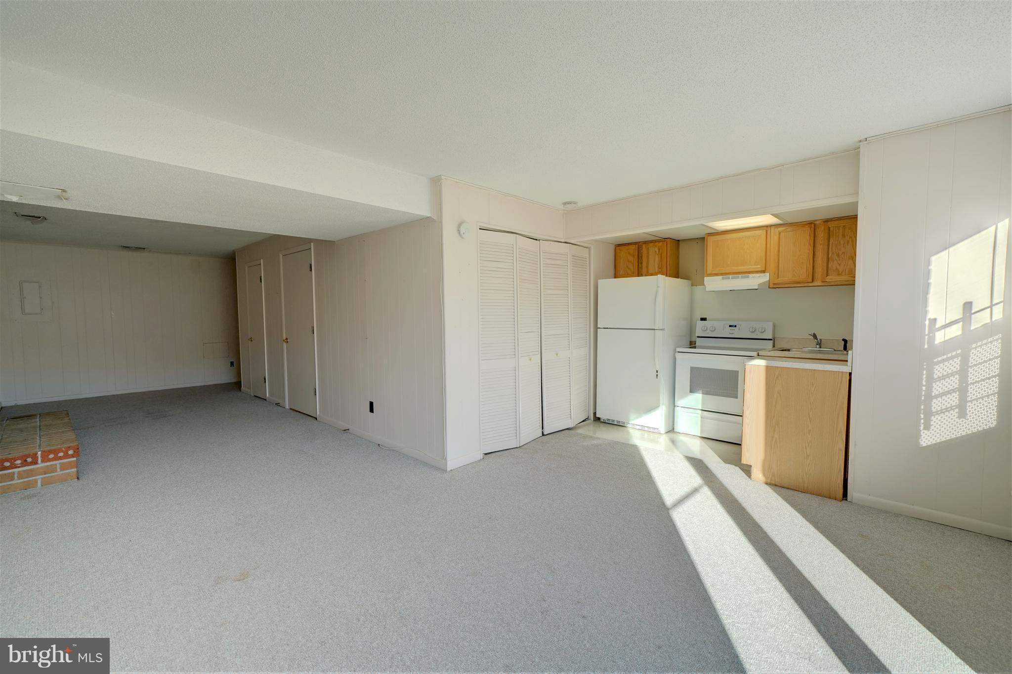 9923 Maidbrook Road Baltimore, MD 21234 - Photo 18 of 30 Family Room wetbar/kitchenette for family guests