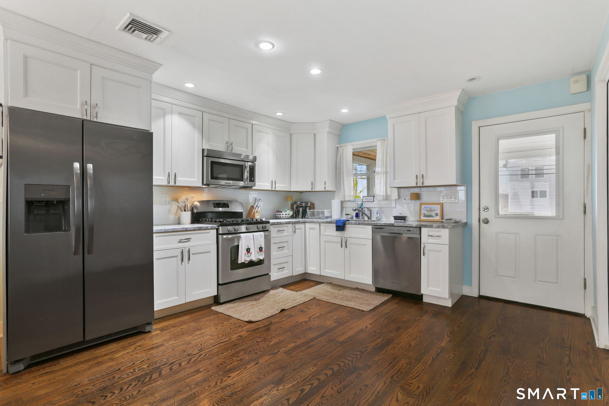 1235 Fairfield Beach Road Fairfield, CT 06824 - Photo 7 of 31