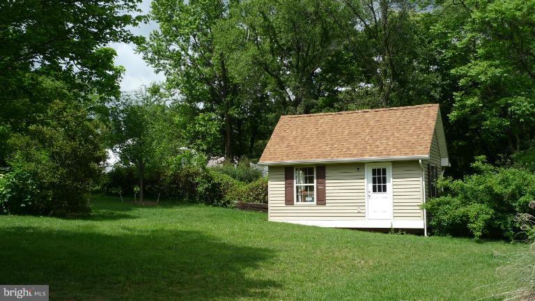 13852 Penn Shop Road Mount Airy, MD 21771 - Photo 8 of 30 a side view of a house with a yard