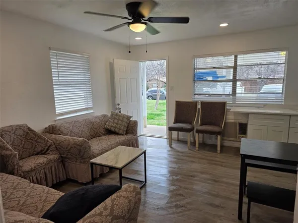 $1,550 | 853 Broadway Avenue, Unit B, Euless, TX 76040