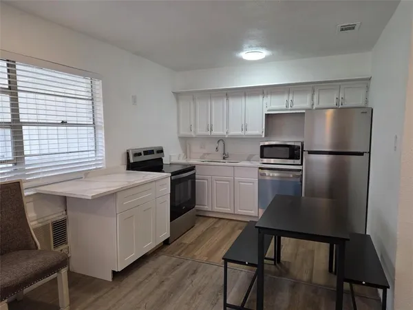 $1,550 | 853 Broadway Avenue, Unit B, Euless, TX 76040