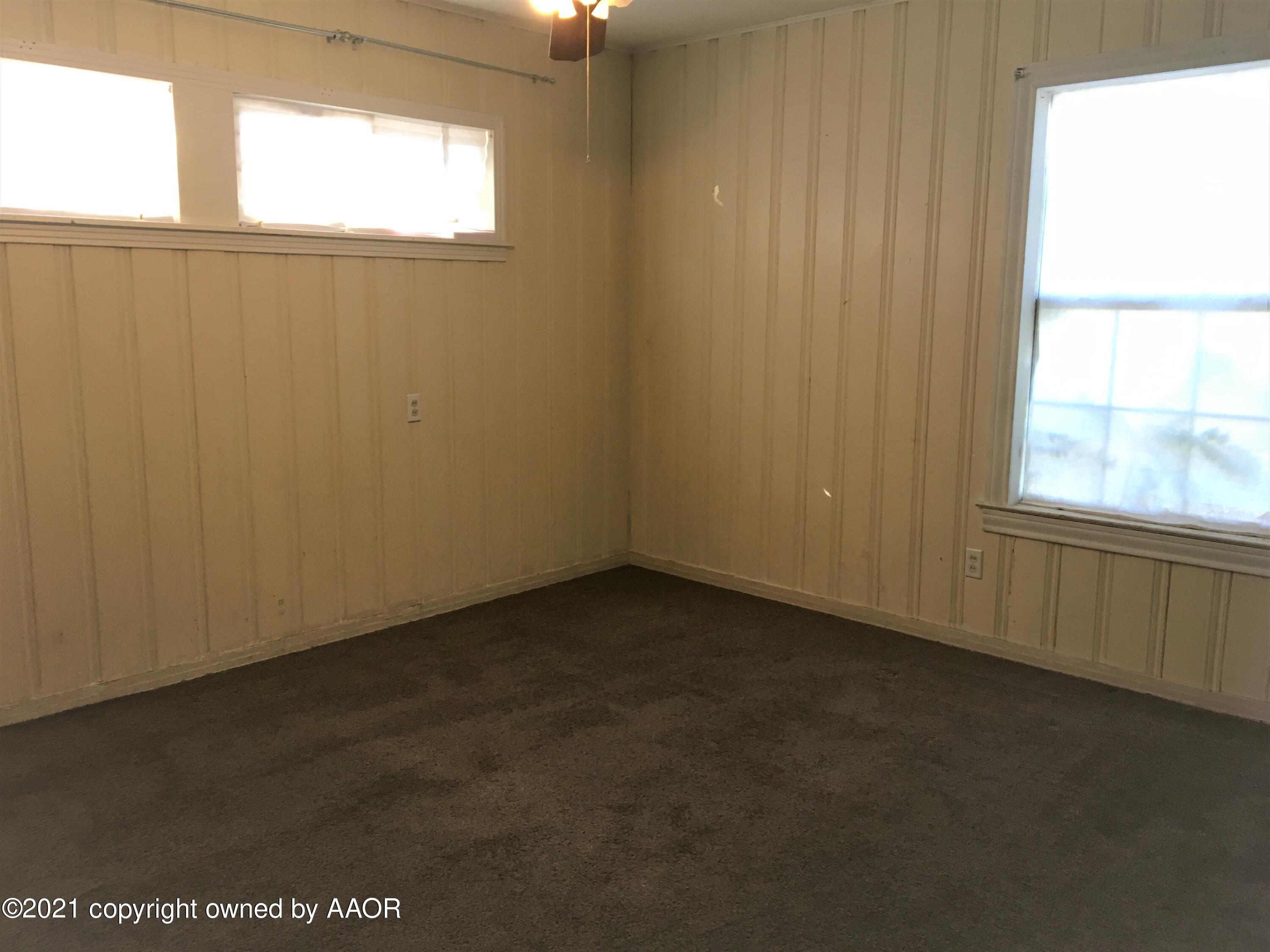 3618 South Travis Street Amarillo, TX 79110 - Photo 4 of 7 an empty room with a window