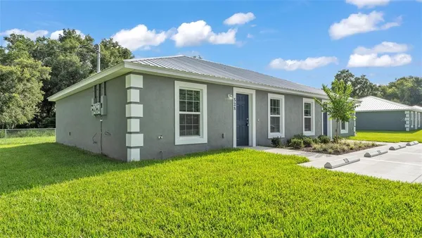 a view of a house with backyard and garden