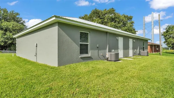 a view of a house with backyard and garden