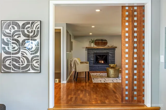 $880,000 | 21419 3rd Avenue South, Des Moines, WA 98198