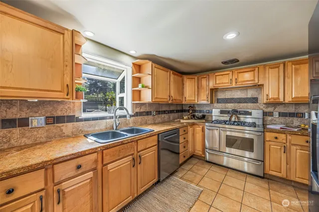 $880,000 | 21419 3rd Avenue South, Des Moines, WA 98198