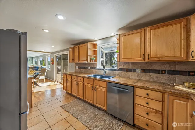 $880,000 | 21419 3rd Avenue South, Des Moines, WA 98198