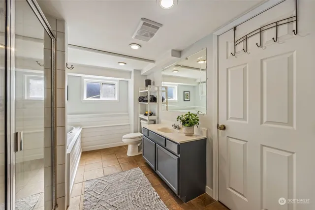 $880,000 | 21419 3rd Avenue South, Des Moines, WA 98198