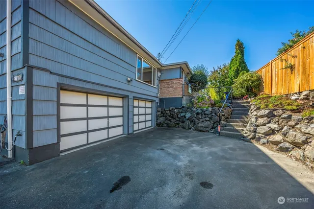 $880,000 | 21419 3rd Avenue South, Des Moines, WA 98198