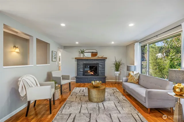 $880,000 | 21419 3rd Avenue South, Des Moines, WA 98198