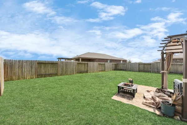 a view of a house with backyard and garden