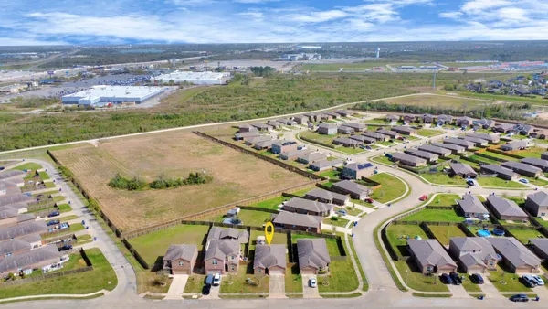 $2,250 | 2430 Regatta Lane, Texas City, TX 77568