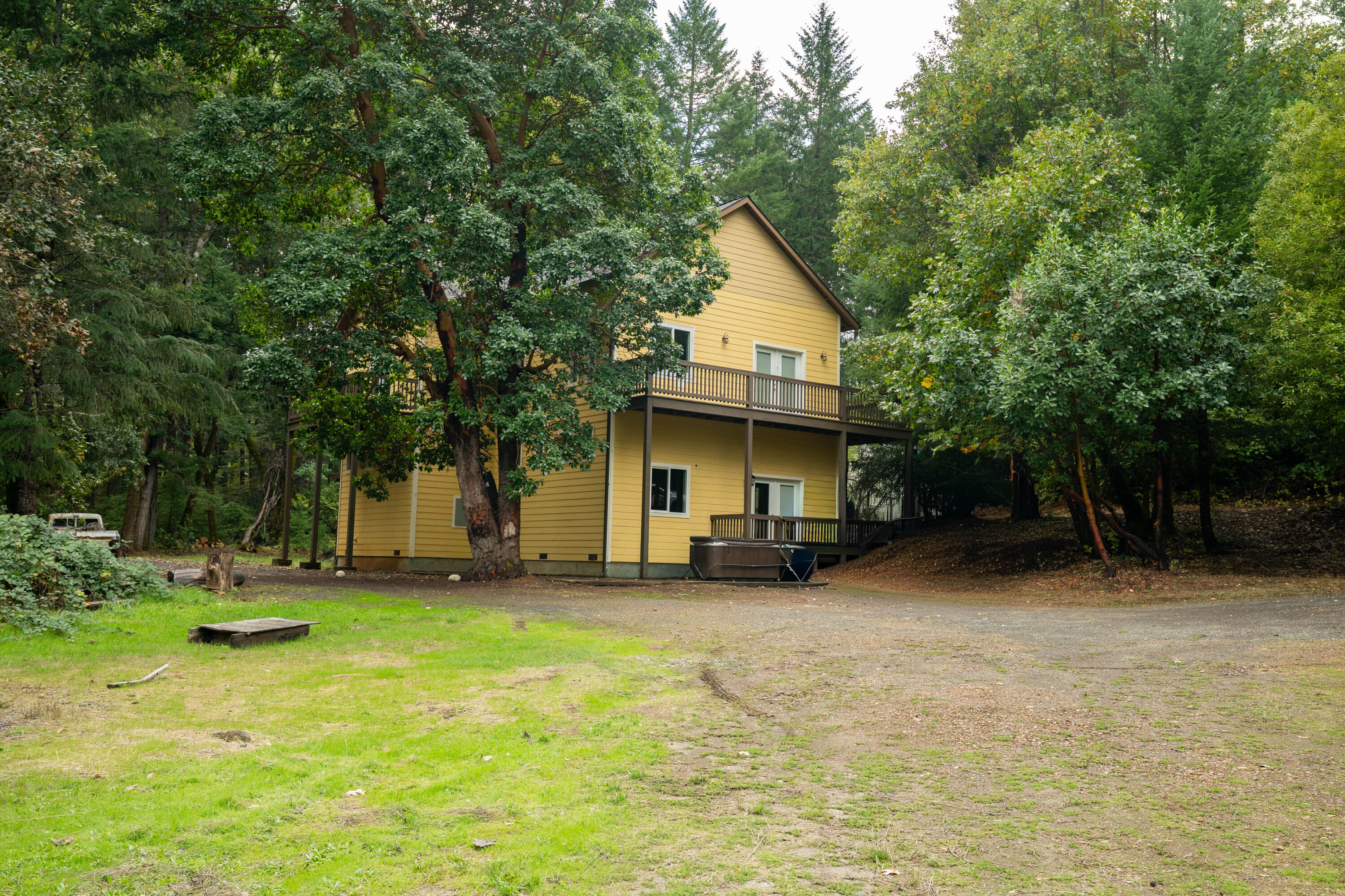 a view of a house with backyard