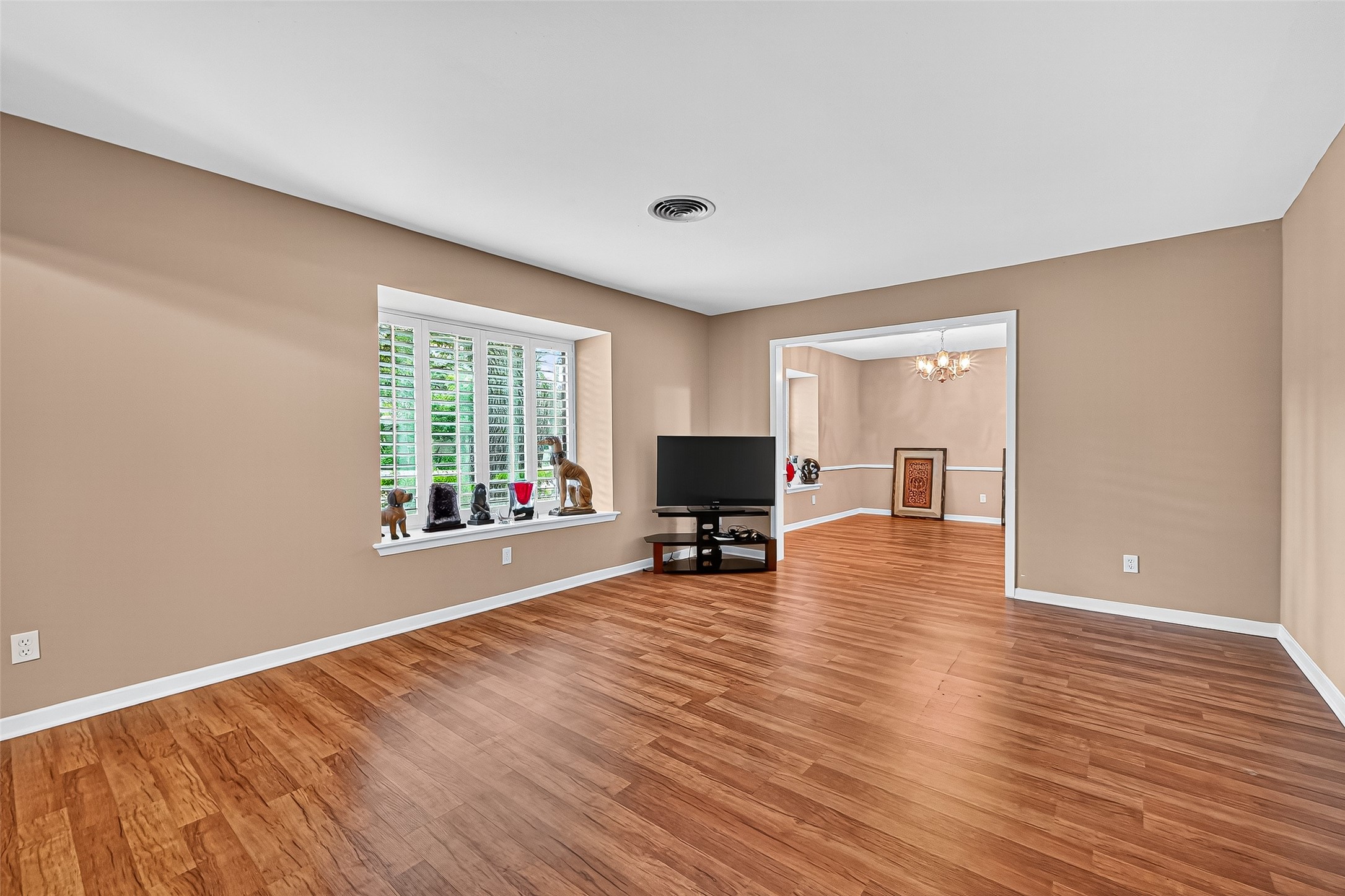 5734 Sanford Road Houston, TX 77096 - Photo 20 of 48 a view of livingroom with hardwood
