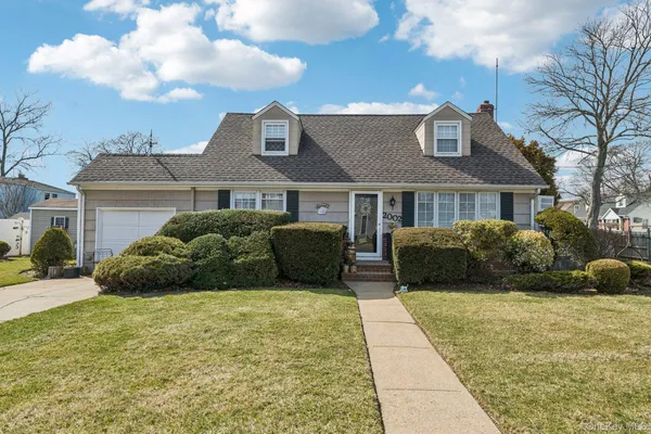 $699,999 | 2002 Murray Place, Merrick, NY 11566