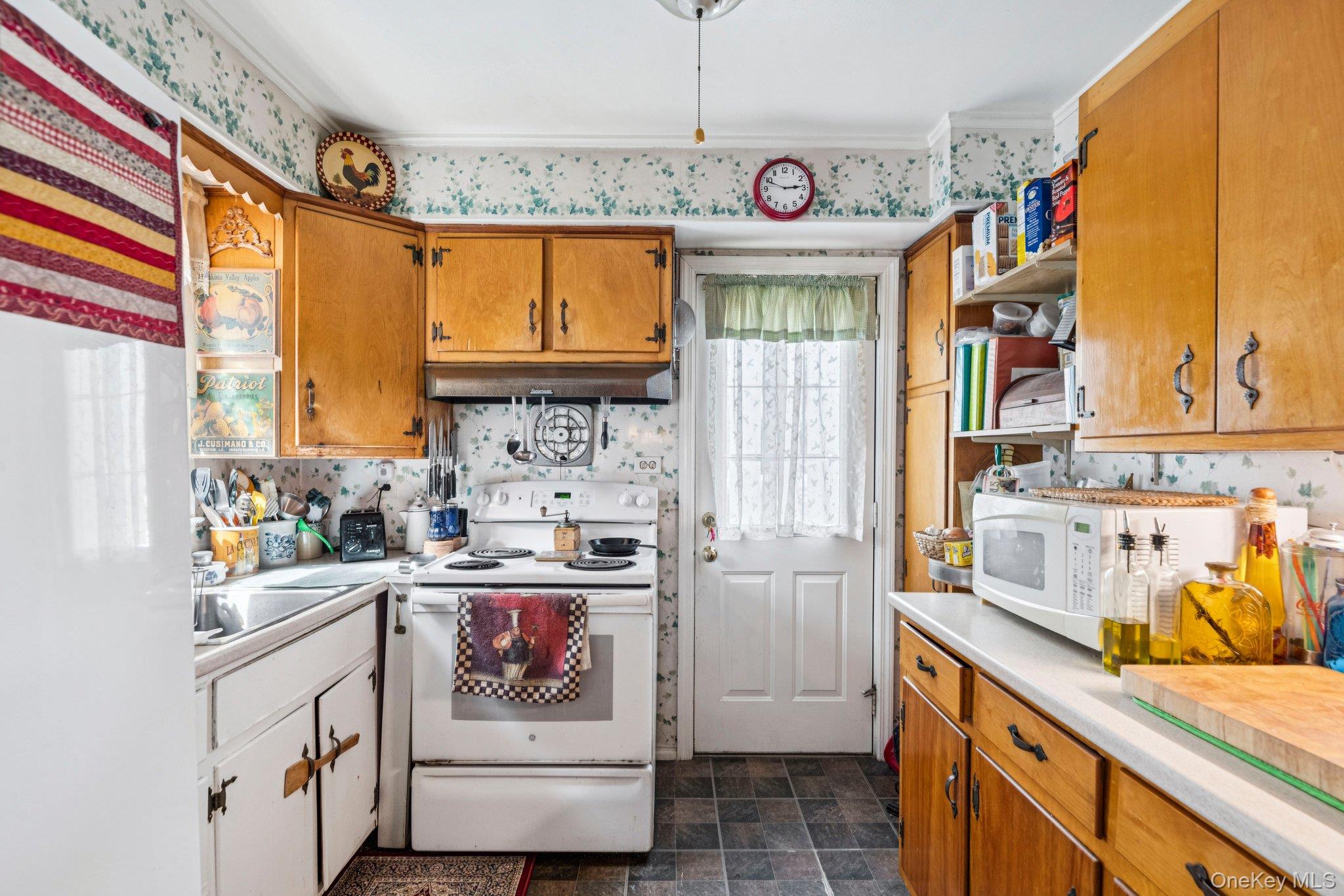 2002 Murray Place Merrick, NY 11566 - Photo 12 of 37