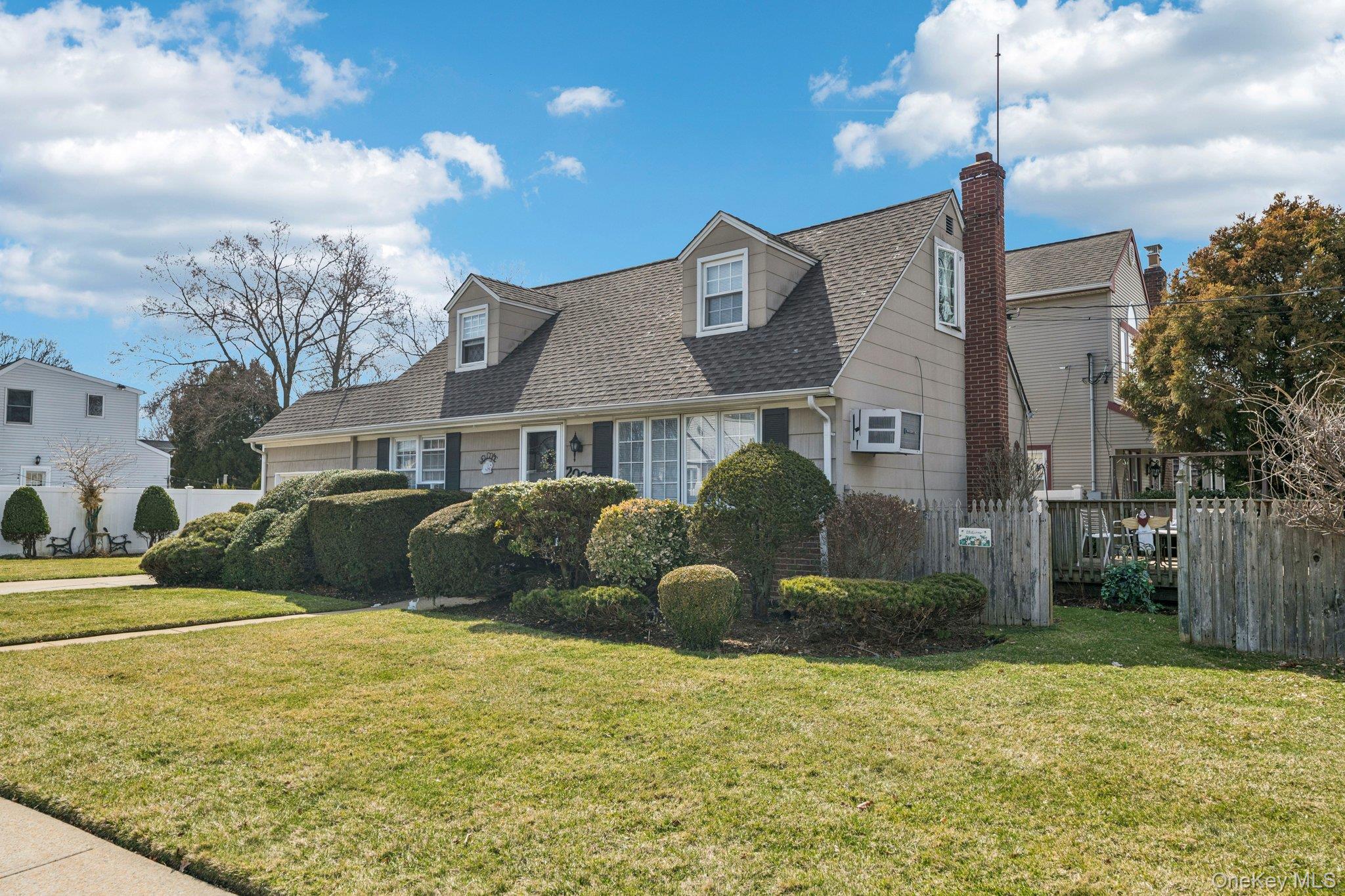 2002 Murray Place Merrick, NY 11566 - Photo 4 of 37 Front View