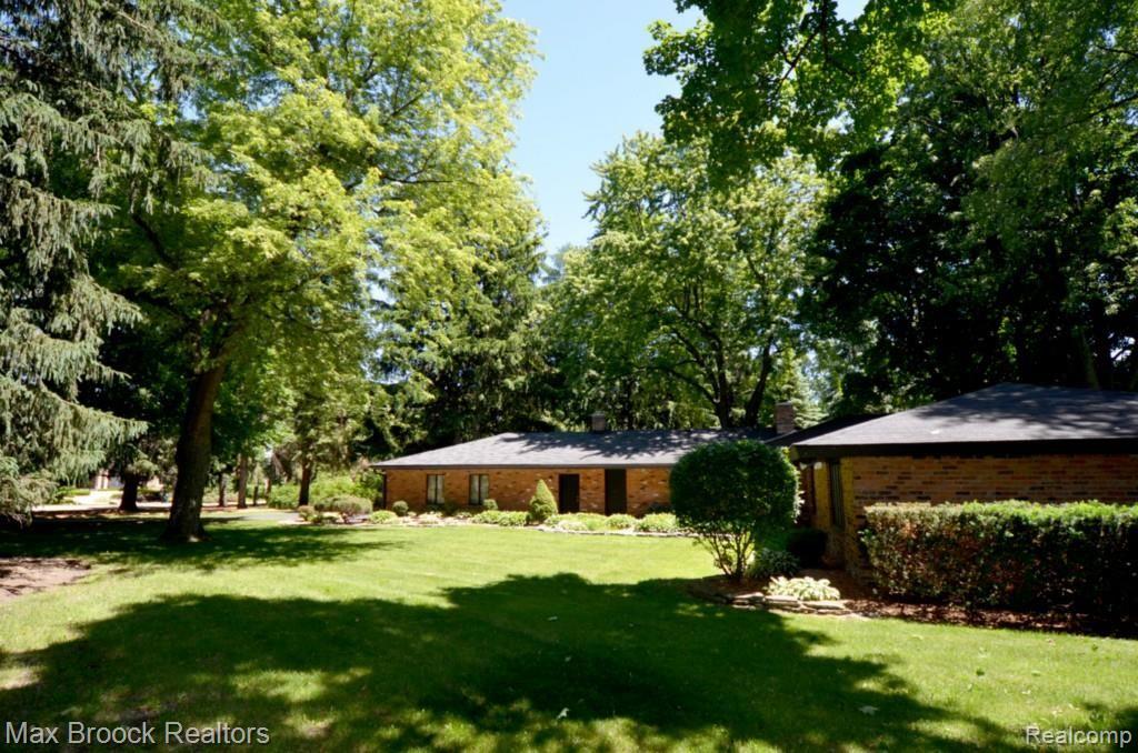 3791 West Pemberton Road Bloomfield Hills, MI 48302 - Photo 10 of 82 front yard2 copy.jpg