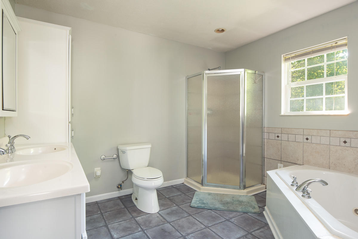 307 Lee Road Clinton, TN 37716 - Photo 14 of 25 Owner's Bath