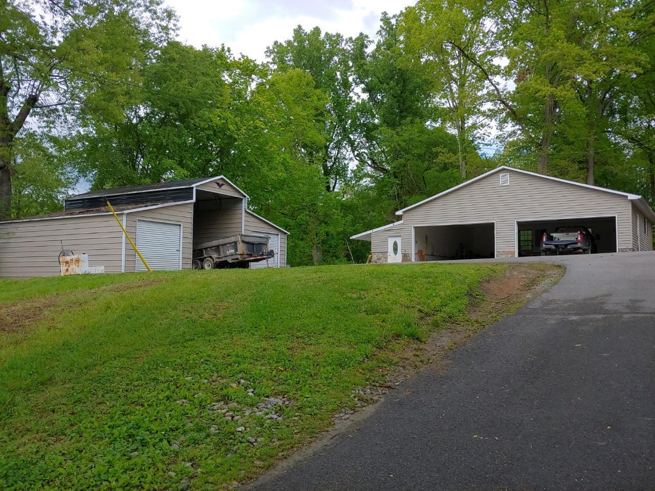 307 Lee Road Clinton, TN 37716 - Photo 22 of 25 Garages