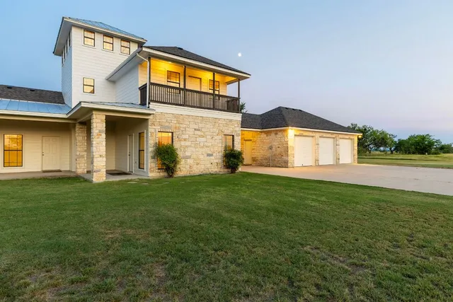 a view of a yard in front of a house