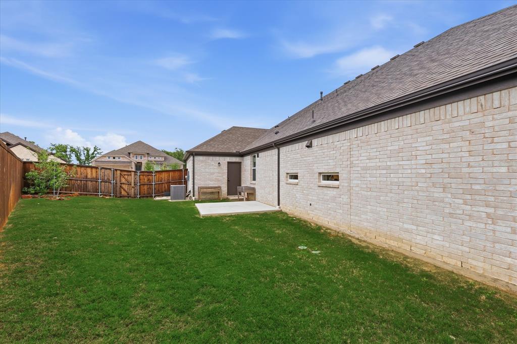 7221 Redwood Road Argyle, TX 76226 - Photo 33 of 40 Large side yard