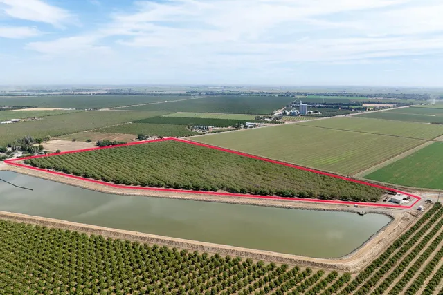 a view of a tennis court