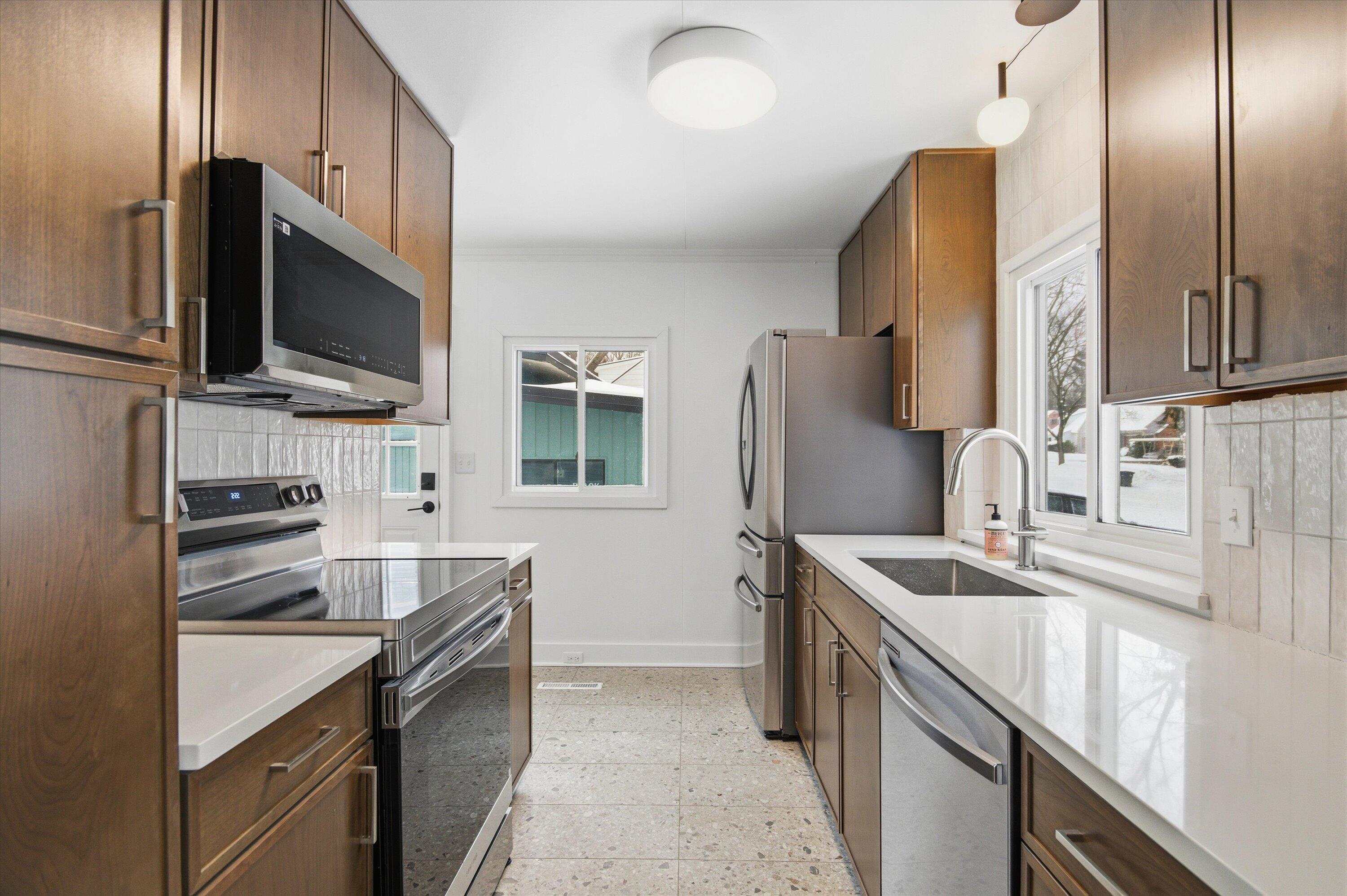 2029 Ferdon Road Ann Arbor, MI 48104 - Photo 6 of 32 08-08