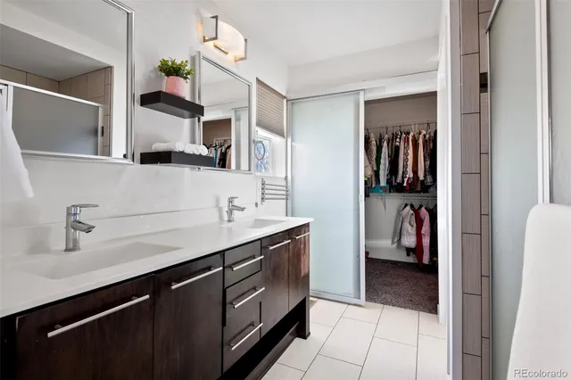 a en suite bathroom with a sink and a mirror
