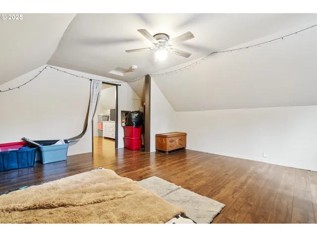 a view of entryway and kitchen