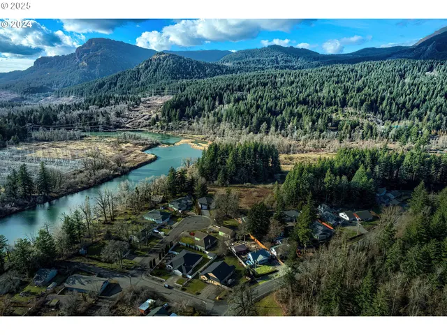 $422,000 | 1015 East Cascade Drive, North Bonneville, WA 98639