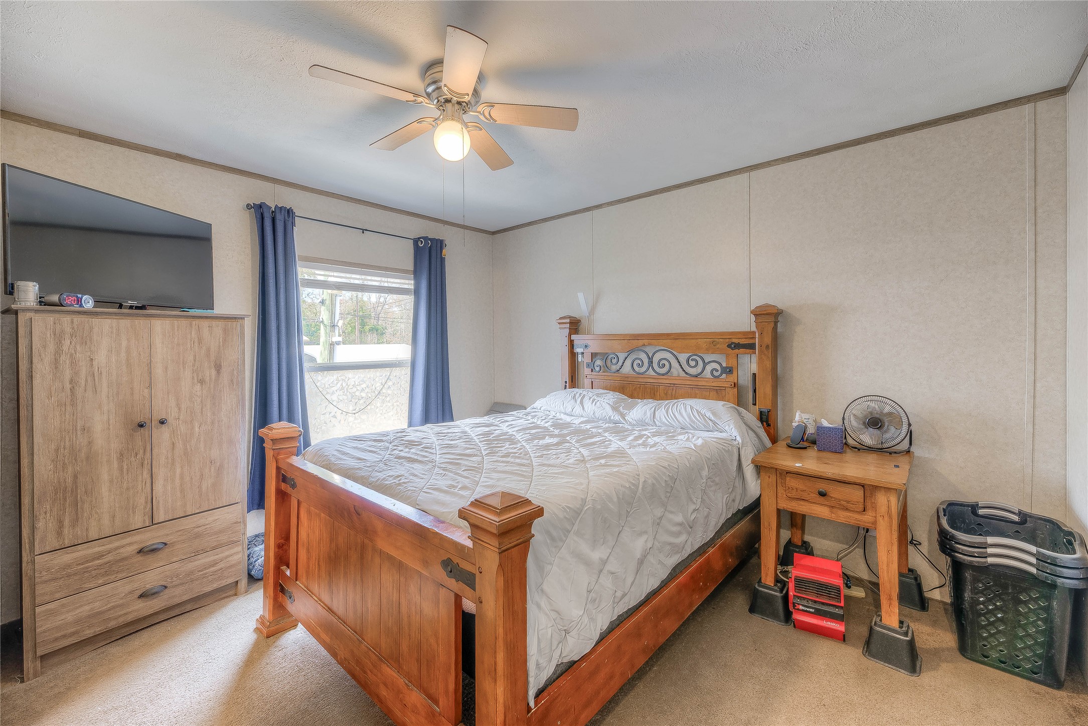 138 Pecan Onalaska, TX 77360 - Photo 7 of 33 a bedroom with a bed and a chandelier