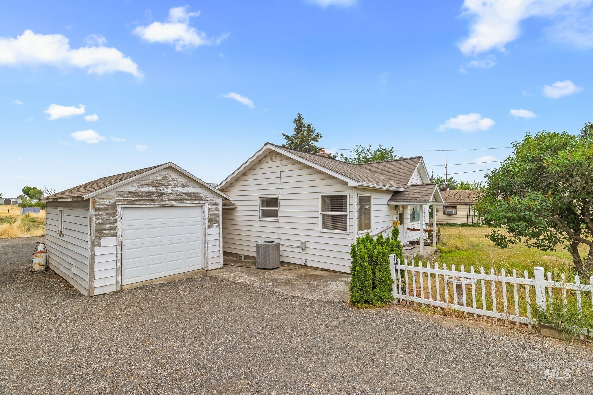 2255 Appleside Boulevard Clarkston, WA 99403 - Photo 5 of 41 Gravel drive with a detached garage featuring a single bay door and a side window