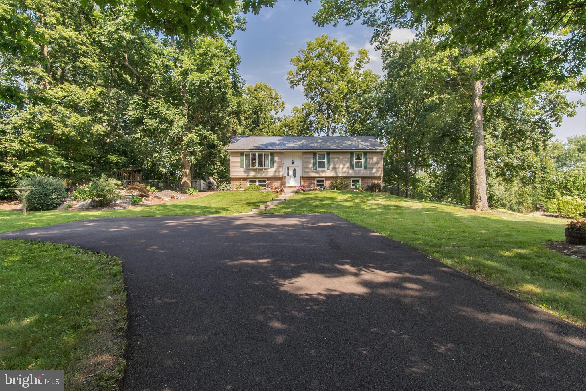 7719 Fairplay Road Boonsboro, MD 21713 - Photo 3 of 46 Front Driveway