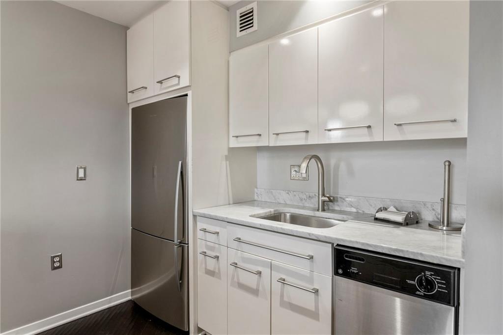 4545 Wornall Road, Unit LE4 Kansas City, MO 64111 - Photo 11 of 30