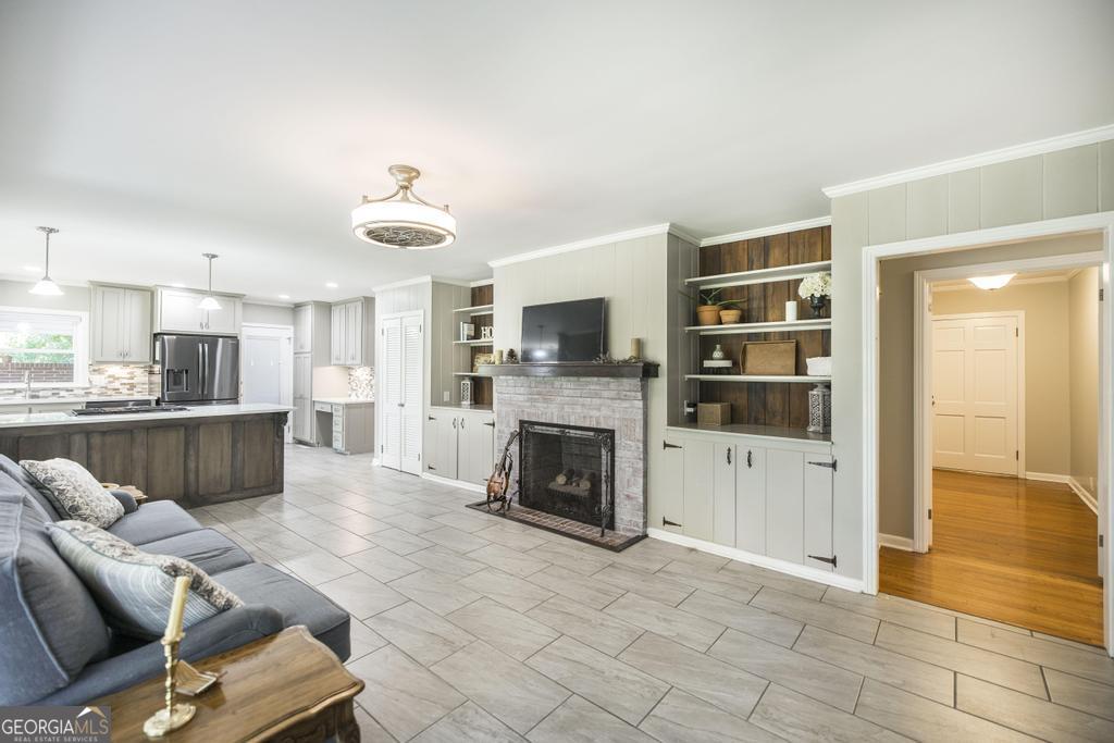 129 South 7th Street Cochran, GA 31014 - Photo 5 of 54 The main living area offers a comfortable space to gather.