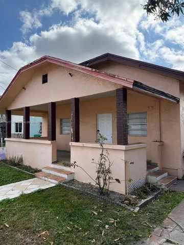 a view of a house with backyard