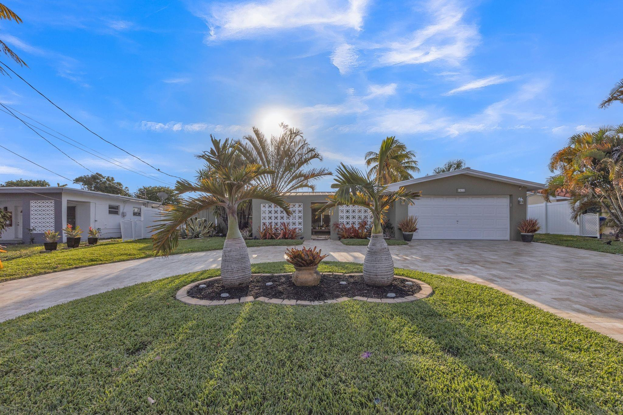1611 Southwest 3rd Avenue Pompano Beach, FL 33060 - Photo 6 of 35 Front yard