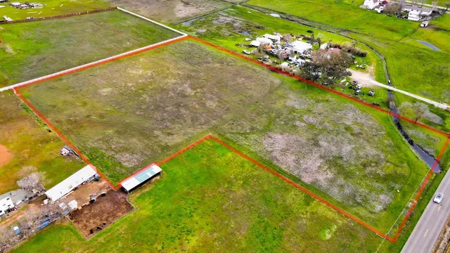 a view of a tennis court