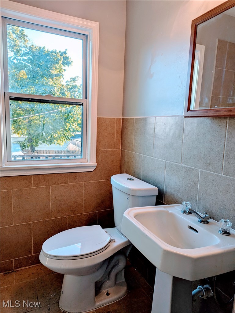 18518 Newell Road Beachwood, OH 44122 - Photo 14 of 24 2nd Fl. Bathroom