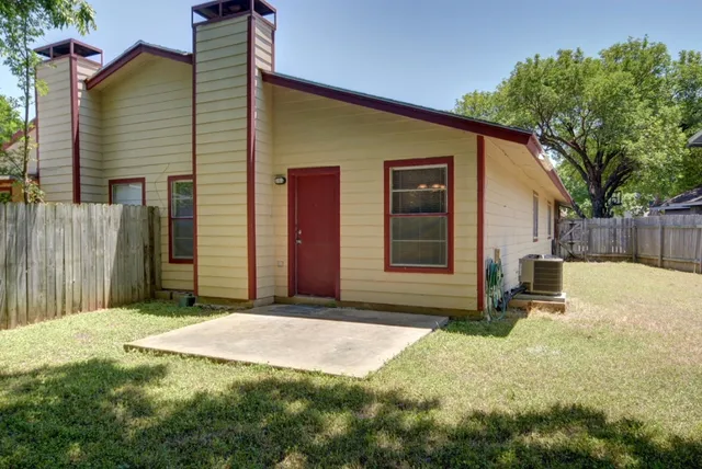 $1,295 | 410 Vista W Court, Unit A, Bastrop, TX 78602