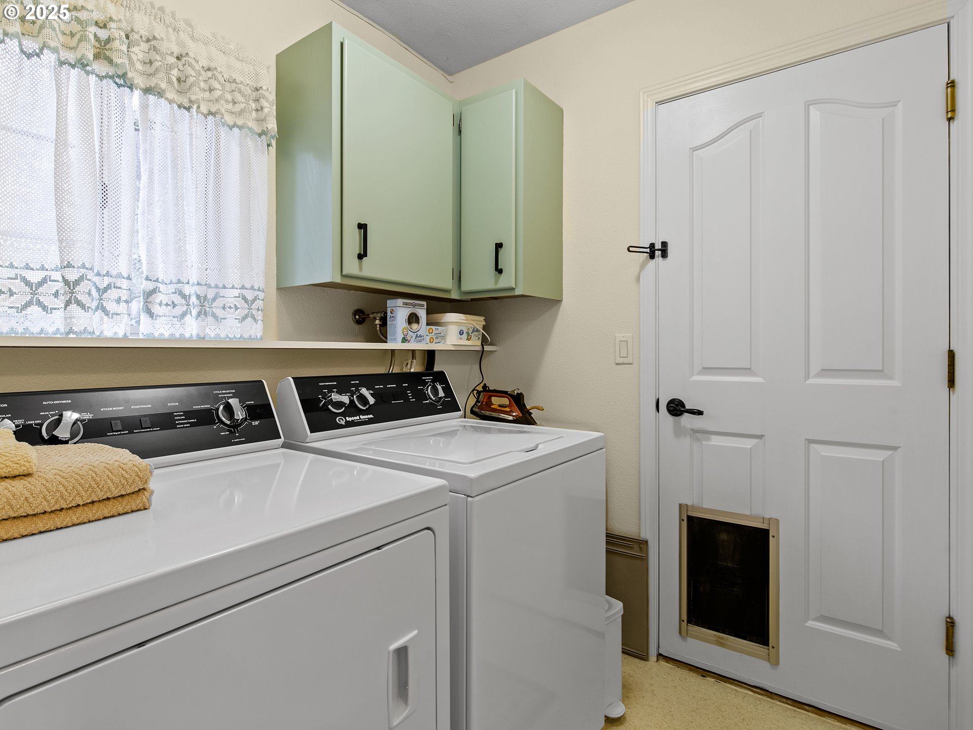 5906 Northwest 169th Street Ridgefield, WA 98642 - Photo 24 of 35 a utility room with dryer and washer