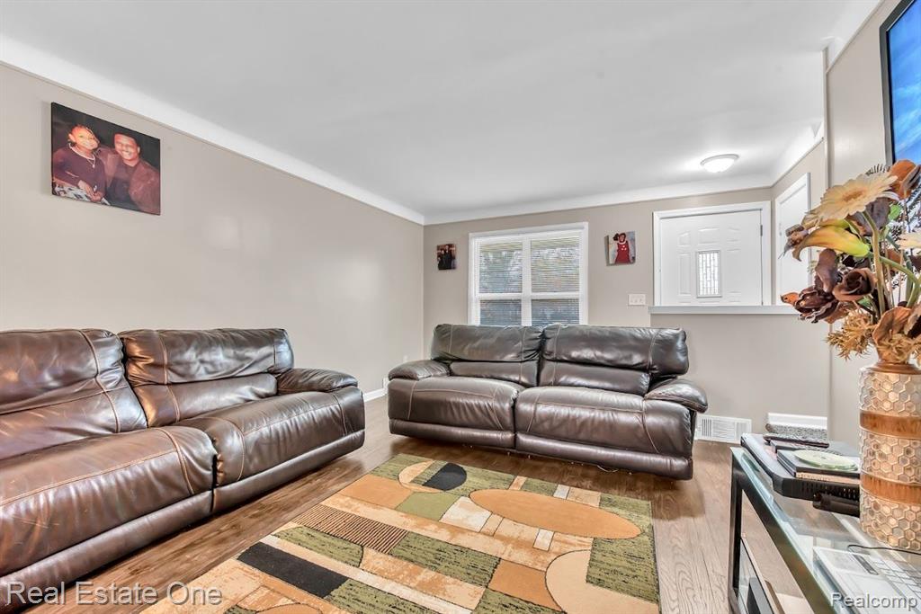 2022 Vernier Road Grosse Pointe Woods, MI 48236 - Photo 8 of 40