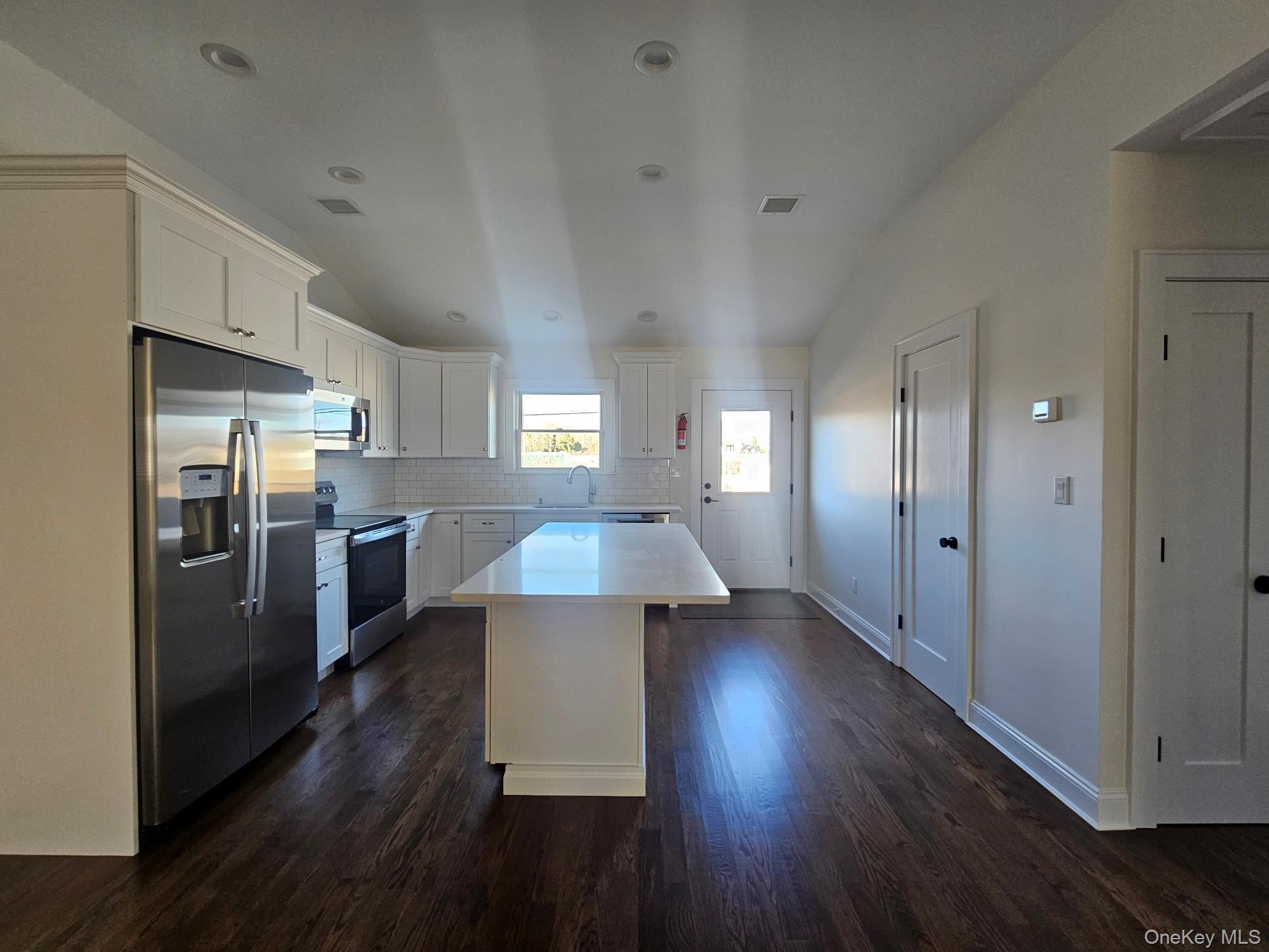 87 Community Road Bay Shore, NY 11706 - Photo 4 of 36