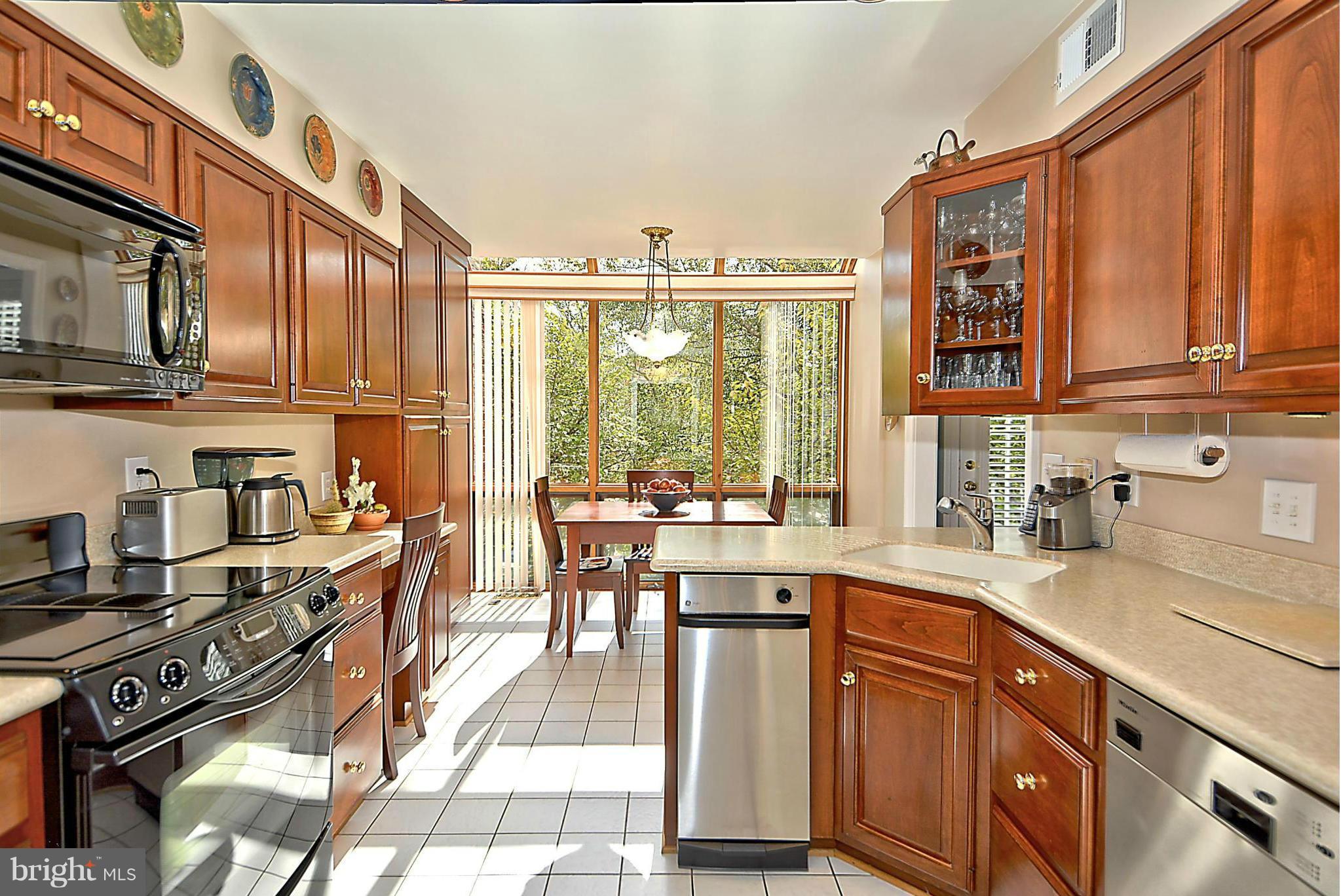 8002 Quarry Ridge Way Bethesda, MD 20817 - Photo 6 of 30 Kitchen