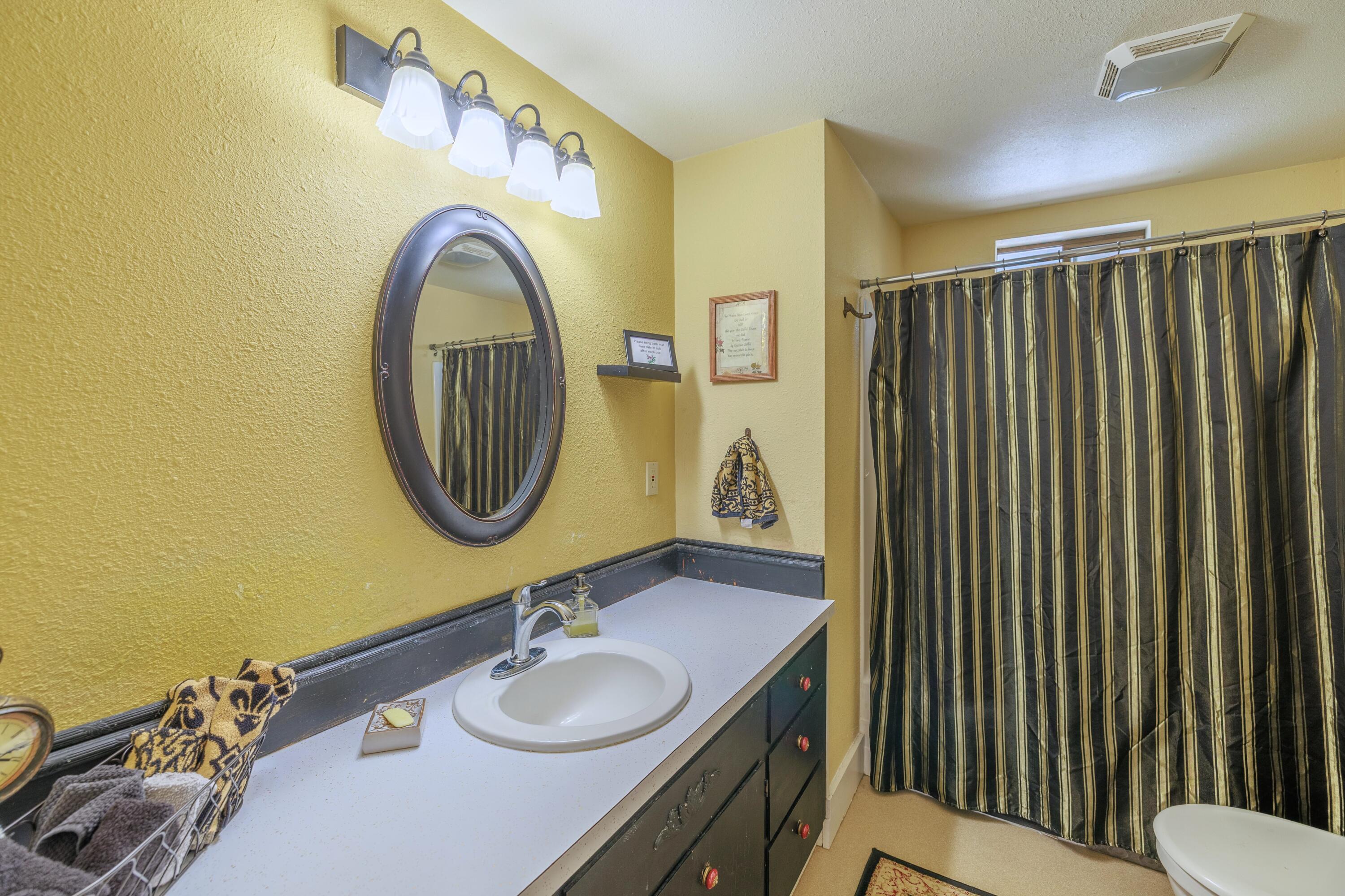 206 Front Street Prairie City, OR 97869 - Photo 25 of 77 Tub/Shower combo