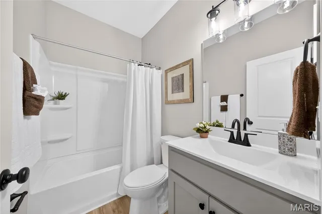 $529,900 | 729 Norwich Drive, St. Charles, MO 63301