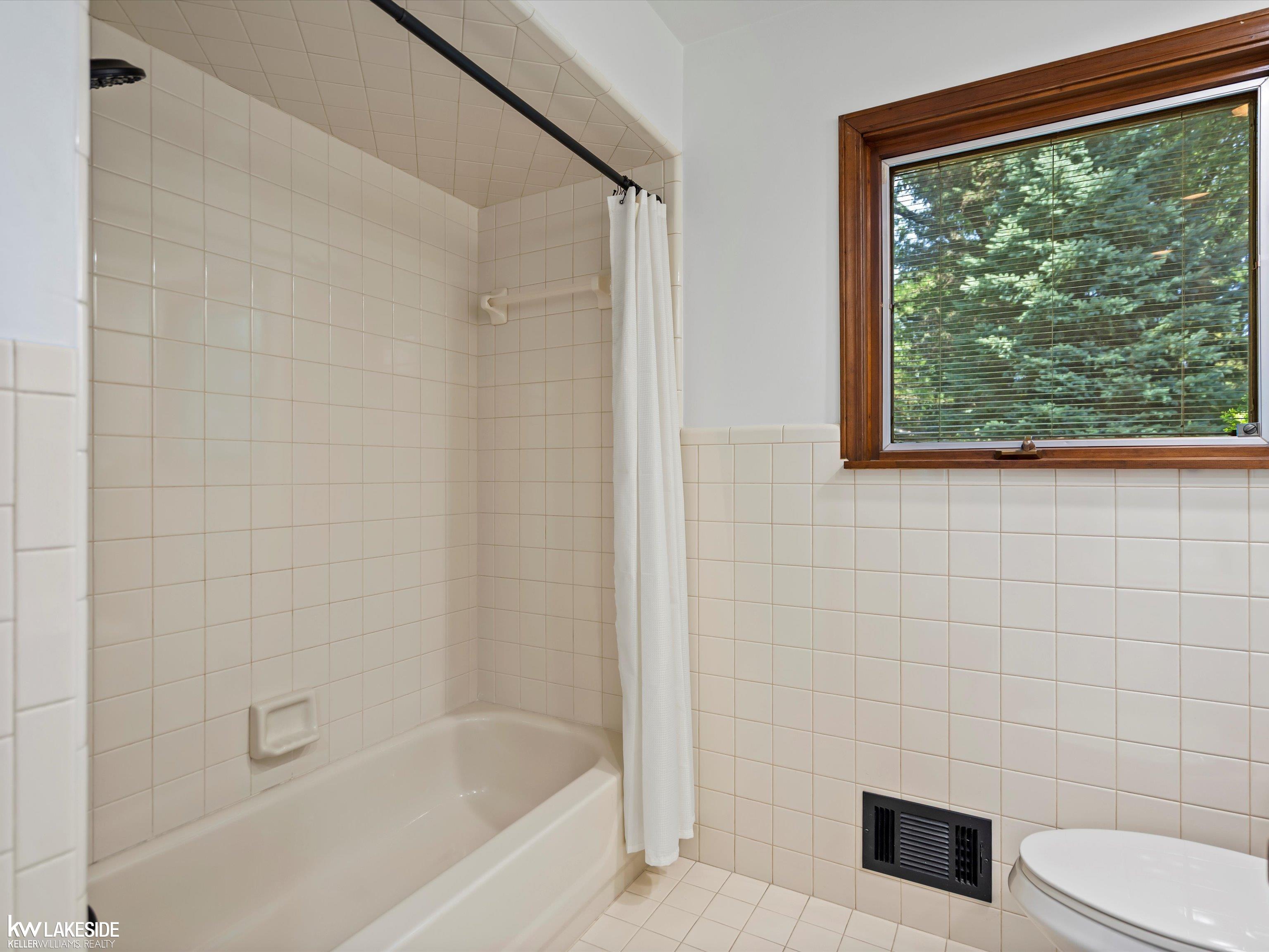 11585 Chicago Road Warren, MI 48093 - Photo 41 of 55 50182761-776e4781-a3c4-430e-88dc-dfa13ffc2958.JPG