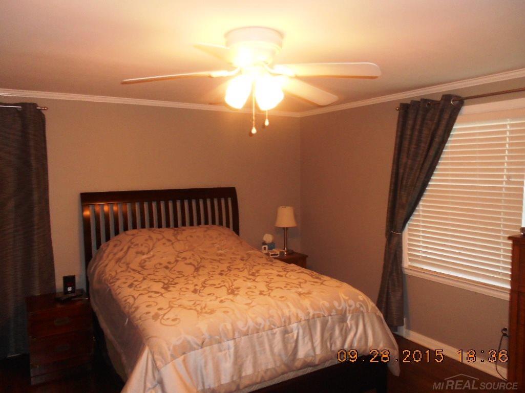 19987 Holiday Road Grosse Pointe Woods, MI 48236 - Photo 24 of 35
