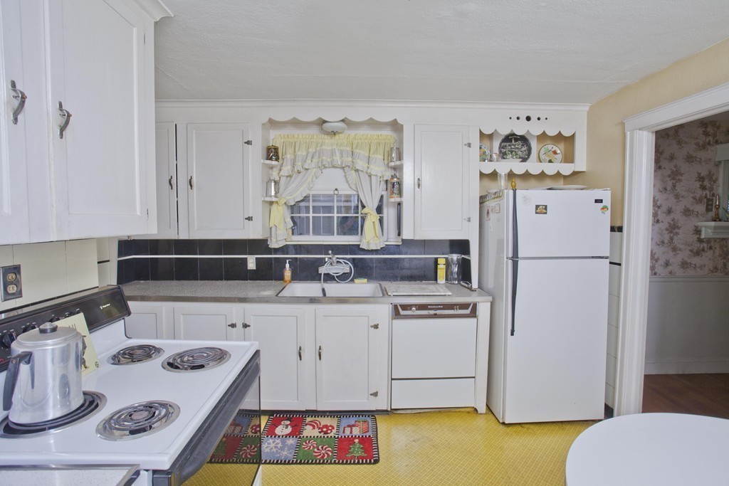 277 Plumtree Road Springfield, MA 01118 - Photo 8 of 16